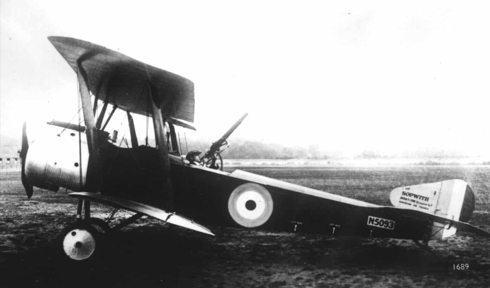 Самолет Тип 9400, построенный фирмой «Сопвич» для Летной службы королевского флота Великобритании. Машина вооружена синхронным пулеметом «Виккерс» и турельным «Льюисом»